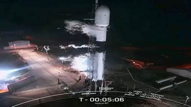 جانب من عملية إطلاق صاروخ "فالكون 9"والذي يحمل "المستكشف راشد" بهدف الهبوط على سطح القمر